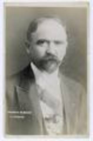 Félix Díaz se rebela en Veracruz contra el gobierno de Madero.