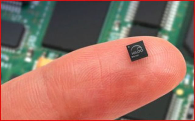 Se reemplaza la memoria de anillos magnéticos por la memoria de "chips" de silicio.