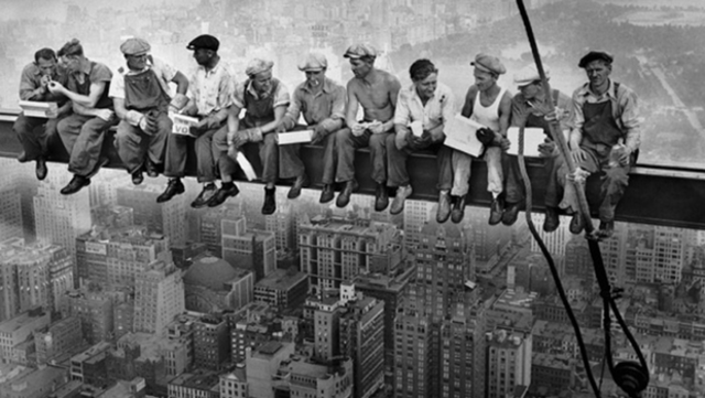 SE TOMA LA FAMOSA FOTOGRAFÍA "ALMUERZO SOBRE UN RASCACIELOS O ALMUERZO EN LO ALTO DE UN RASCACIELOS"