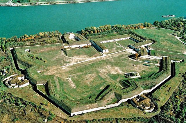 Klapka miután büntetlenséget csikar ki a komáromi vár 35 ezer védőjének föladja a várat