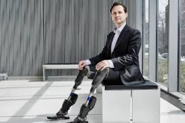 2014, Hugh Herr, galardonado en los premios Smithsonian Magazine-American Ingenuity Award (2014) en la categoría de tecnología.
