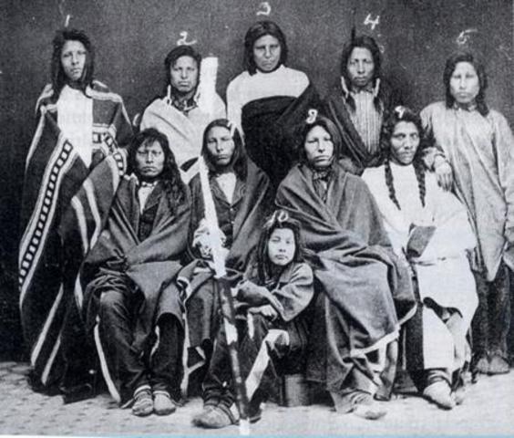 El Gobierno de los Estados Unidos de América dispone que todos los indios nativos del país deberán vivir en Reservas.