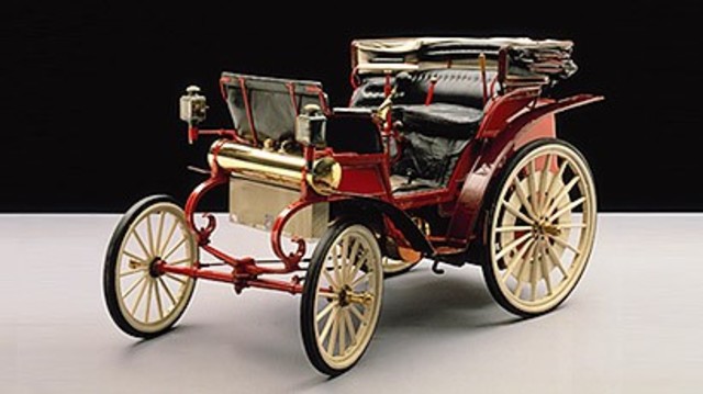 Enrico Tremadi construye el primer automóvil italiano con motor de combustión interna. Su vehículo triciclo con tracción en una sola rueda trasera se fabrica