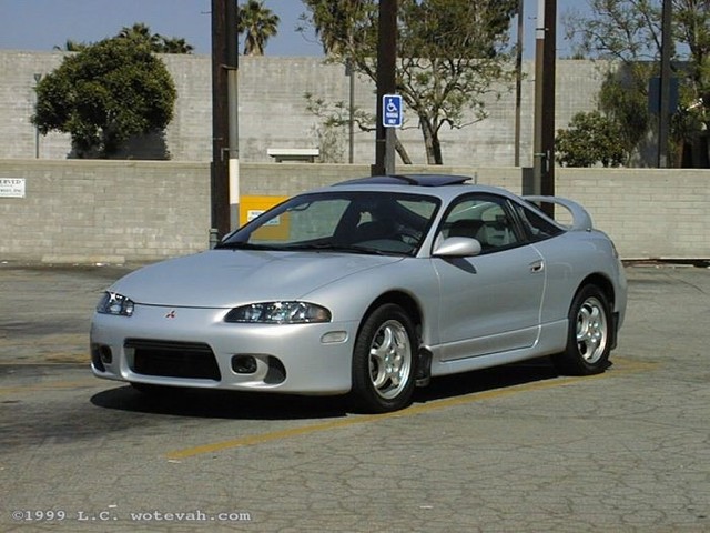 Os Mobile y Acurra, ofrece sistemas de navegación a bordo, tal como lo hacen varios fabricantes independientes. Toyota empieza a vender sedanes híbridos