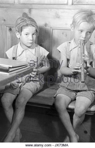 Die Zwei Jungen sind durch dem Spielen Freunde geworden