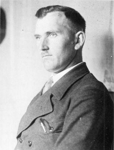 Der Großvater kommt als Besuch und will nicht, dass sein Enkel mit dem jüdischen Nachbar spielt