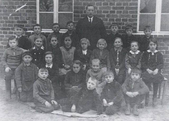 Die Schule beginnt und die zwei Jungs sitzen neben einander