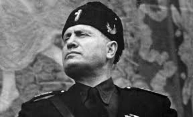 Benito Mussolini es destituido