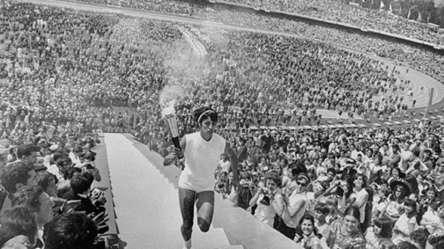 primera mujer corre con la antorcha