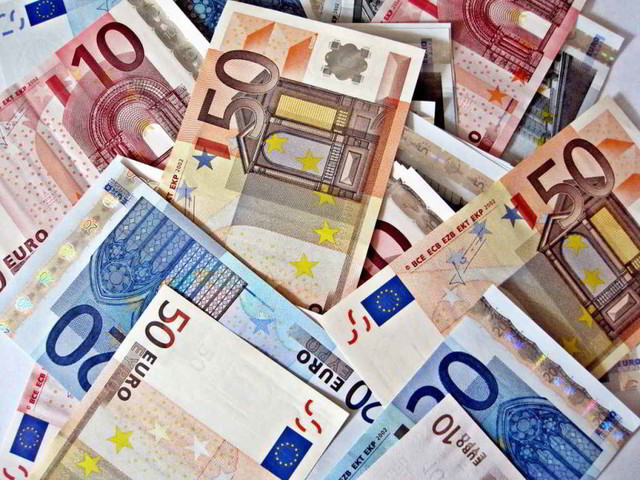 Los billetes y monedas de euro se convierten en la moneda de curso legal en 12 países de la UE. Su impresión, acuñación y distribución suponen una importante operación logística. Se acuñan más de 80.000 millones de monedas.