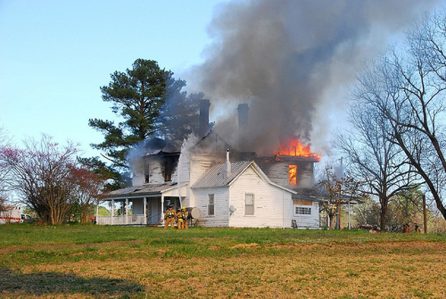 La familia de Panchito perdió su hogar cuando un fuego destryuó todo