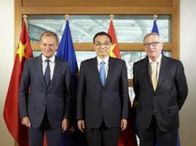 En la cumbre UE-China, que se celebra en Pekín, se da prioridad las relaciones económicas.