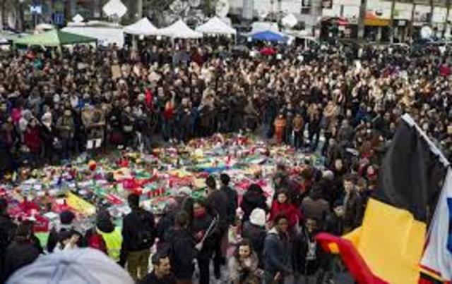 Un doble atentado terrorista en Bruselas deja más de 30 muertos y más de 300 heridos.