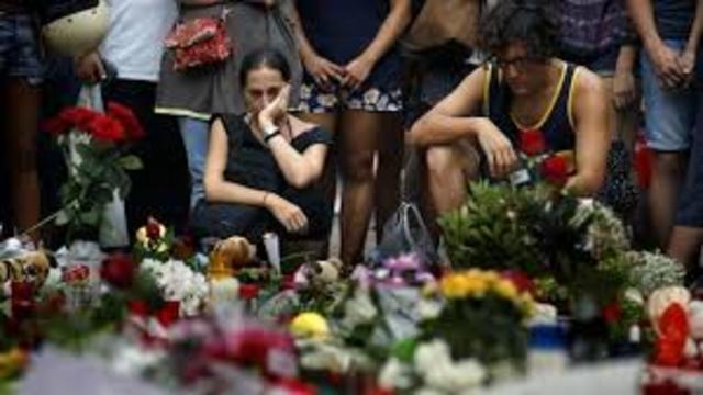 Dos atentados terroristas perpetrados en Barcelona y Cambrils se saldan con 16 muertos y 120 heridos. El presidente de la Comisión, Jean-Claude Juncker, declara que "nunca nos sentiremos intimidados por este tipo de actos bárbaros".