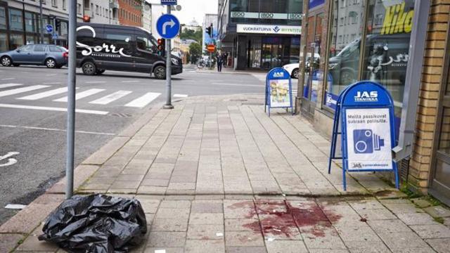 Un hombre armado con un cuchillo mata a dos personas y hiere a varias en un ataque terrorista en Turku, Finlandia. El presidente Juncker condena enérgicamente esta agresión sin motivo.