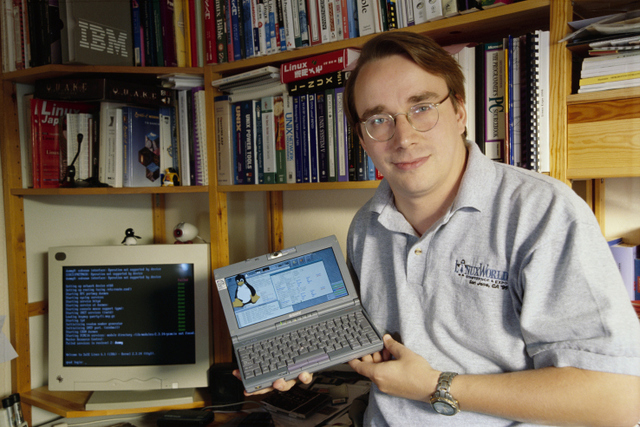 Linus torvalds crea linux.