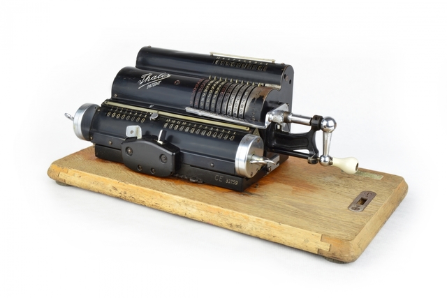 calculadora mecánica basada en ruedas