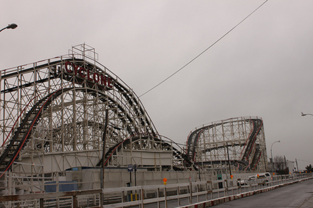 LaMarcus Adna Thompson patenta la primera montaña rusa.
