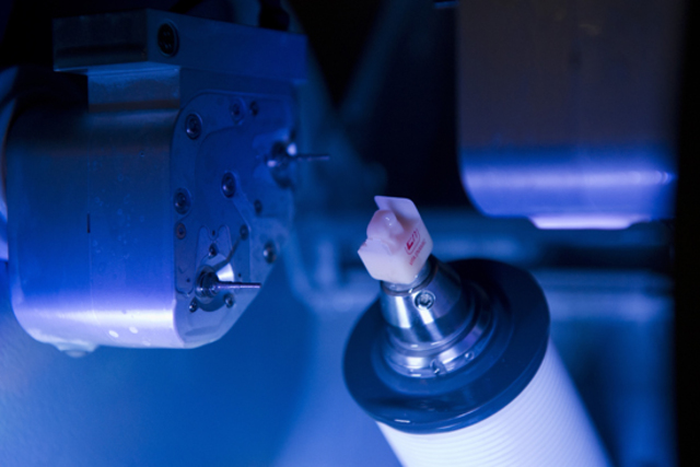 Inicio del crecimiento exponencial de los sistemas de diseño (CAD) y fabricación (CAM) asistidas por ordenador