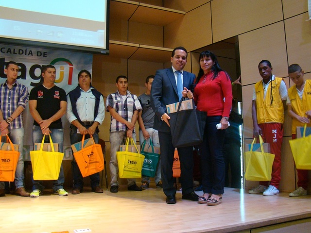 Entrega de computadores a docentes