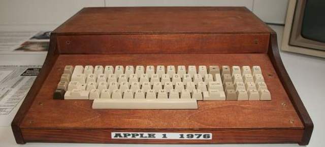 Steve Jobs y Steven Wozniak arman el primer computador Apple