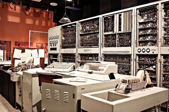 Desarrollo,invención y masificacion de los medios de comunicación.