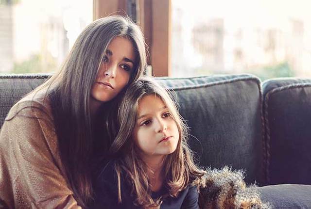 Buena relación con su hermana pequeña