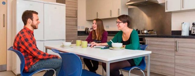 Comparte piso por primera vez.