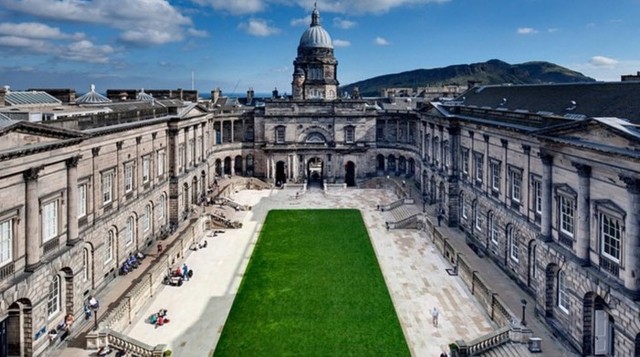Ingresa en la Universidad de Edimburgo para estudiar medicina