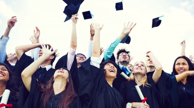 Termina la carrera de medicina.