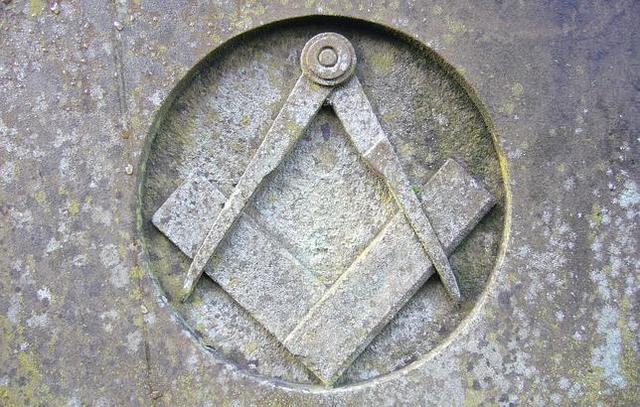 S'inicia en la maçoneria