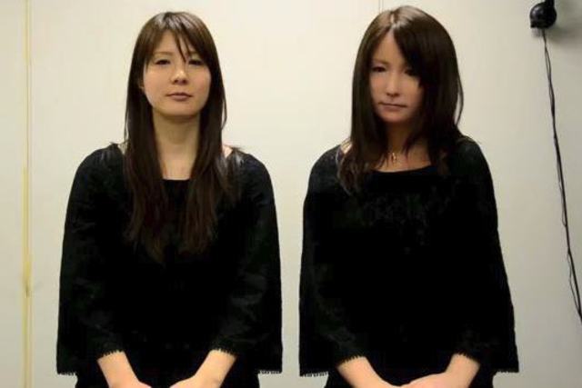 Geminoïde-F (Hiroshi Ishiguro) à droite