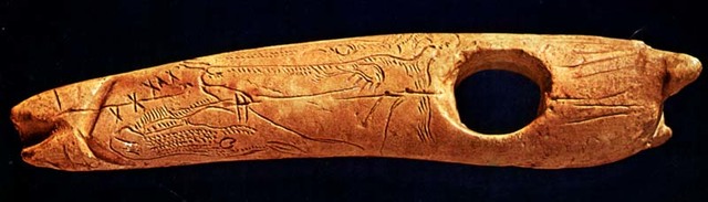 Dibujo grabado en un cuerno de reno