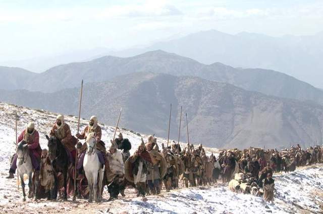 Alexander and his troop cross the Hindu Kush into northern India.