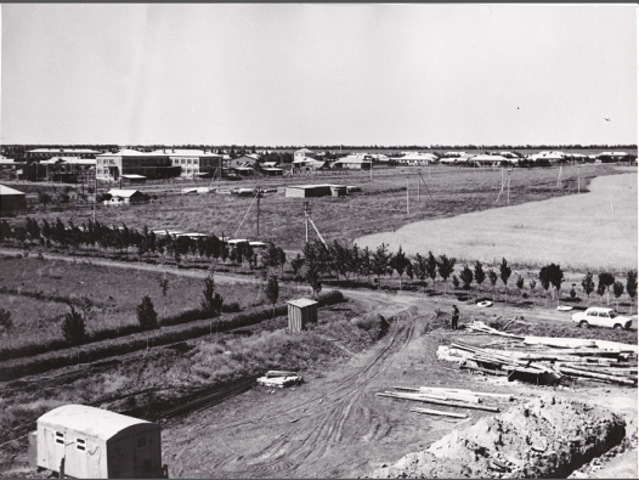 Строительство школы.