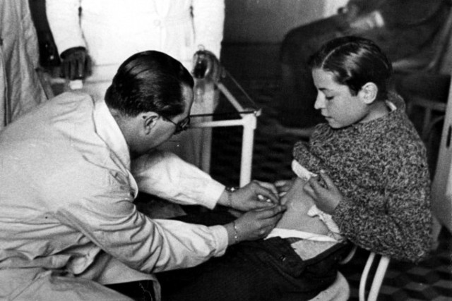 PASTEUR Y EL PERRO RABIOSO: Crea la primera vacuna contra la hidrofobia y  es aplicada en humanos con resultados exitosos.