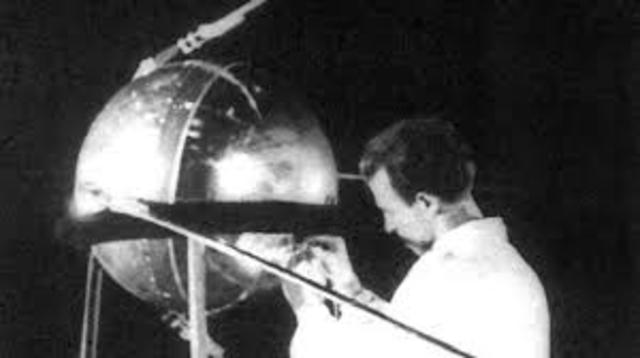 Lanzamiento del primer satélite artificial