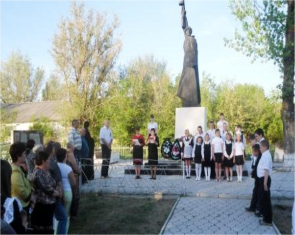 Установлен памятник в память о воинах, погибших при освобождении хутора Новороссошанский от немецко­фашистских захватчиков в декабре 1 942, январе 1 943 годов.