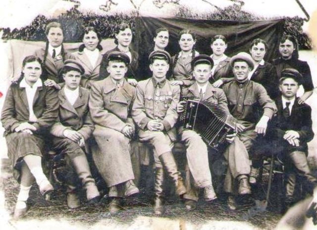 х. Новороссошанский ­ колхоз "Красное знамя" объединён с колхозом им. Андреева. Председатель ­ Марков Алексей Георгиевич