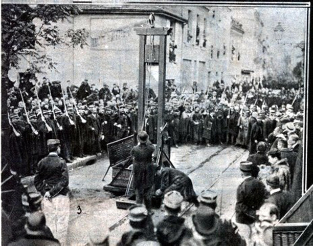 Primer uso de la guillotina.