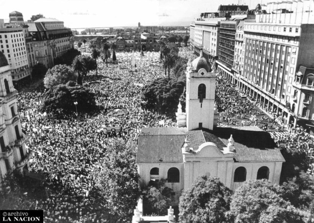 El pueblo copa la Plaza de Mayo apoyando al gobierno.