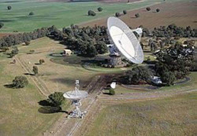 A radio telescope captures radio waves emitted by radio sources, usually through a large satellite dish (dish), or a set of them, unlike an ordinary telescope, which captures images in visible light.