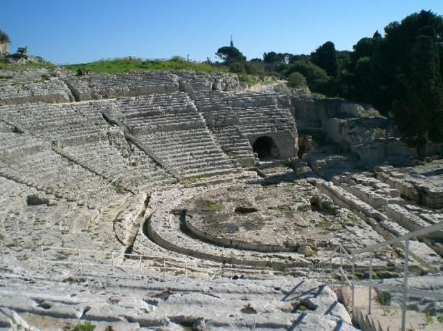 Segundo viaje a Siracusa. Diálogos de vejez. Aristóteles entra en la Academia