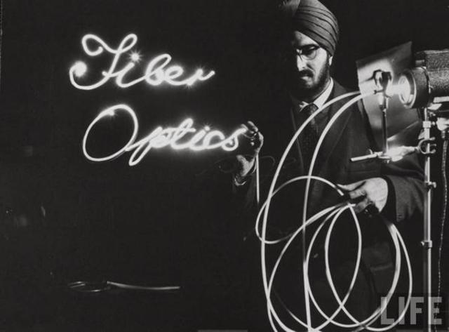 Fibra óptica inventada por Narinder S. Kapany