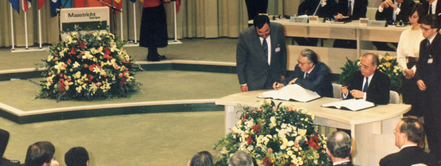 Es signa el tractat de Maastricht