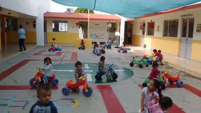 LA GUARDERÍA Y EL PREESCOLAR COMO CONTEXTOS DEL DESARROLLO HUMANO Los entornos comienzan su existencia con muchas influencias mediáticas de las nuevas sociedades modernas industrializadas abandonando el hogar: guardería y preescolar.