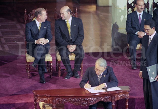 La Firma mas importante la de la PAZ..