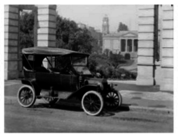 VEHICULO  DAIMLER CON LLANTAS DE ACERO