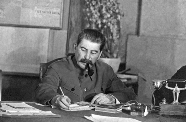 Stalin decide proporcionar ayuda a China