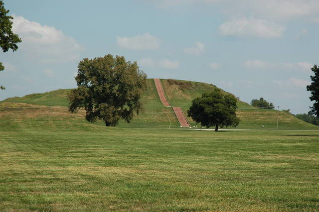 the Cahokia tribe lived along the Mississippi river.